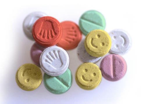 Túl erős MDMA-tabletták miatt figyelmeztetnek a londoni klubok