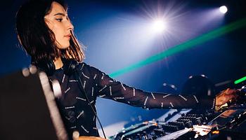Félbeszakadt EXHALE: idő előtt leállították Amelie Lens tiranai estjét