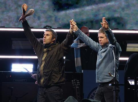 Rejtett kamerák rögzítették Liam és Noel Gallagher első találkozását