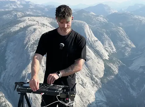 DJ Habitaat elsőként adott szettet a Yosemite Half Dome csúcsán