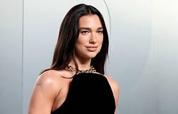 Dua Lipa 15 millió dolláros pert indított a Samsung ellen a „TVs”-es dobozképek miatt