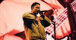 Loyle Carner nekiment Rowlingnak és a szélsőjobbnak a Readingen