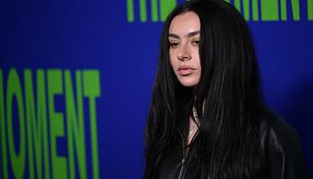 Charli XCX Conversations-estet szervez New Yorkban, miközben „rock” lemezre készül