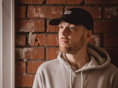Rusko határozatlan időre visszavonul a fellépésektől