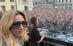 Genova polgármestere Charlotte de Witte előtt bulizott a főtéren