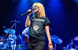 Hayley Williams sztárvendégekkel lepte meg a Newport Folk Festival közönségét