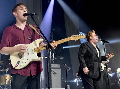 Sam Fender és Elton John közösen alkották meg a ‘Talk To You’ című dalt