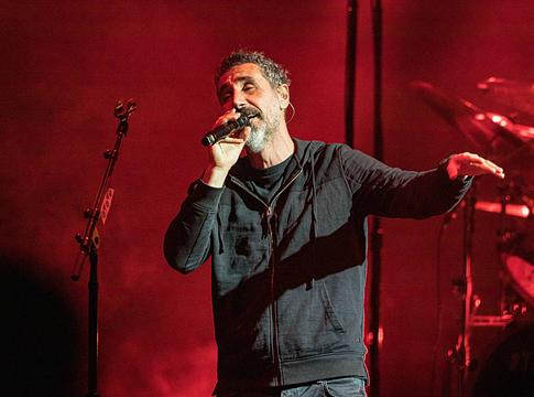 Serj Tankian új albummal tér vissza: 'Covers, Collaborations & Collages'