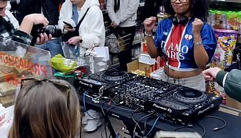Zsákutcába futott a „bárhol DJ-zünk” trend: a mobilvécés klip nem karrierstratégia