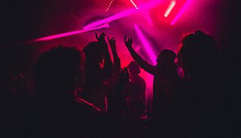 A brit szilveszter új kedvence: a rave bulik iránt nő a kereslet