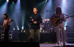 Rick Astley meglepetésvendégként lépett színpadra a Blossoms koncertjén