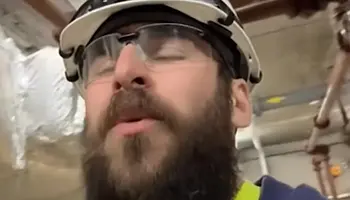 A „Sewer Singer” nagyot megy a TikTokon: operát énekel a csatornacsövek közt