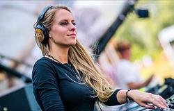 Nora En Pure különleges élete és közelgő budapesti fellépése
