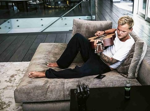 Avicii öröksége: a zene mellett a jótékonyságban is maradandót alkotott