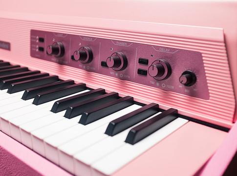 Rhodes bemutatta a pasztell rózsaszín MK8 Marshmallow pianosát