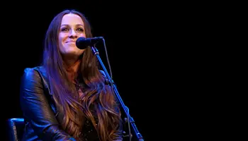 Alanis Morissette perli volt turnémenedzserét zsarolás és csalás miatt