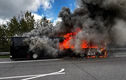Teljesen kiégett a Techno-Bus az A19-es autópályán
