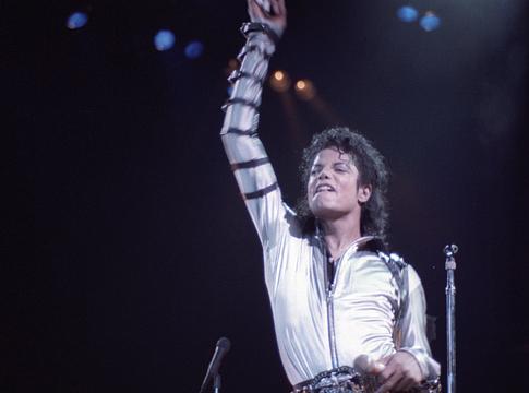 Michael Jackson-életrajzi filmről levágták a zaklatási vádakat, a reshoot 15 millió dollárba került