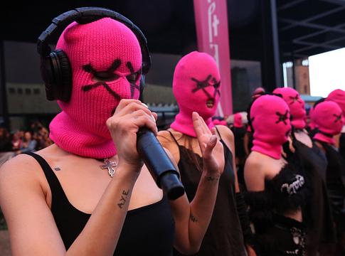 Oroszországban elítélték a Pussy Riot öt tagját háborúellenes akcióik miatt