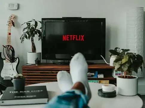 Kalifornia szabályozza a hangos reklámokat a streaming platformokon