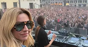 Genova polgármestere Charlotte de Witte előtt bulizott a főtéren