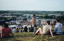Kiderült, mikor indul a jegyértékesítés a Glastonbury 2027-re