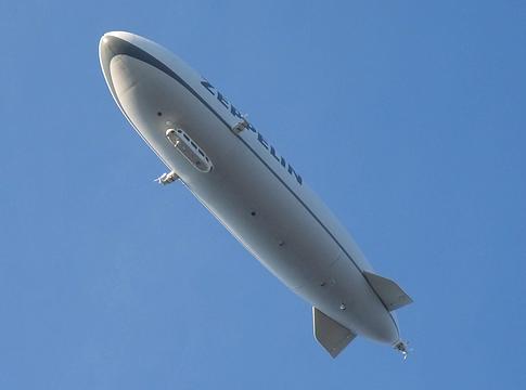 Alle Farben egy Zeppelin fedélzetén játszik DJ-szettet Köln felett