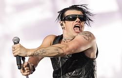 Yungblud a színpadon jelentette be egy rajongói pár babájának nemét