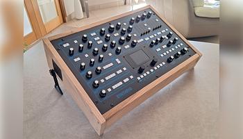 SYNTHR10 – kézzel épített francia analóg szintetizátor a Prophet örökség nyomán