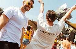 Újra megnyílt a Tomorrowland ibizai üzlete élményközponttal és tetőteraszos DJ-szettekkel