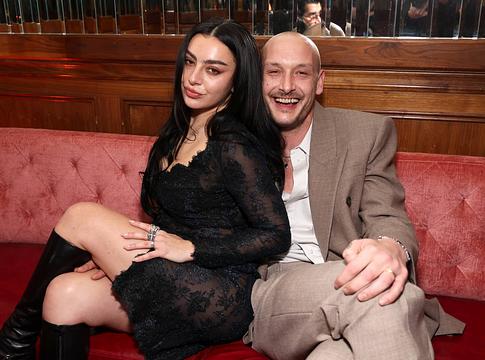 Charli XCX és George Daniel meglepetés In Conversation esttel és DJ-afterpartival lepték meg Londont