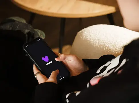 Keményen fellép a Deezer az AI-zenék ellen: tömeges törlések jönnek