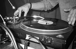 A zenehallgatás csökkentheti a demencia kockázatát – új kutatás a Monash Egyetemről