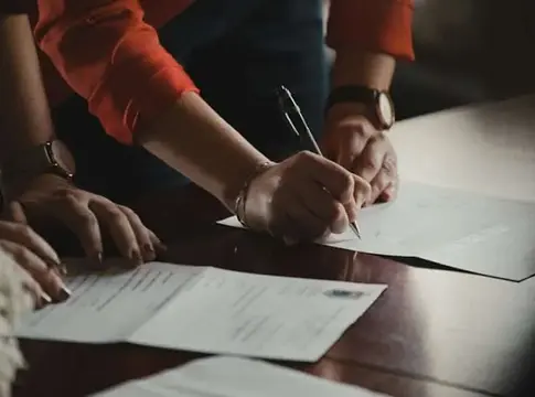 Jog és titkok: elhúzódik a Suno körüli pereskedés