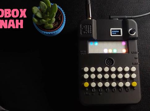 Ingyenes TB-303 grooveboxszá alakítja a Mynah samplert az AcidBoxMynah