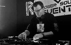 Vinyl kontra digitális: miért választják a DJ-k még mindig a lemezeket?