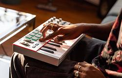 Akai MPK Mini IV – új korszak a hordozható zenei alkotásban