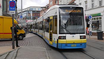 Techno-villamossal tüntettek Schwerin fiataljai az ifjúsági terekért