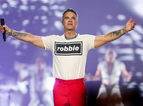 Robbie Williams utcazenésszel énekelte el az Angels című slágerét