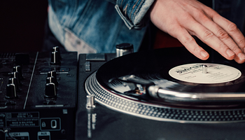 Suno Vinyl: lemezen is kérhető a KI-zenéd – jogi viharral a háttérben