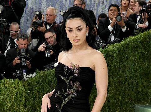 Gregg Araki szerint Charli XCX nemcsak popsztár, hanem igazi filmrajongó is