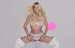 Kesha tiltakozik: a Fehér Ház katonai videóban használta fel a „Blow” című dalát