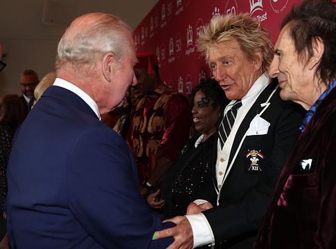 Rod Stewart a királynak: „You put that little ratbag in his place” – Trumpnak odaszúrt Londonban
