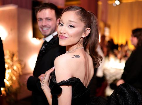 Ariana Grande meglepetésként kiadta új koncertalbumát