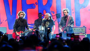 Billie Joe Armstrong Jennifer Finch emléke előtt tisztelgett, Bruce Dickinsonnal is színpadra állt