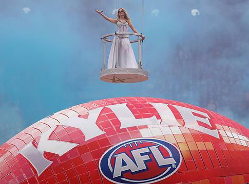 Kylie Minogue a levegőből zárta monumentális melbourne-i show-ját