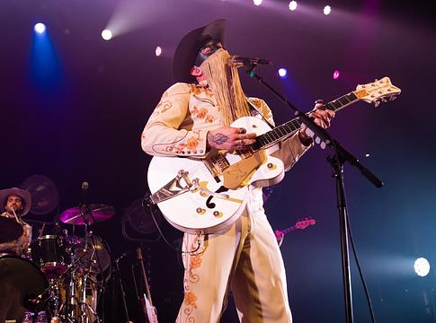 Orville Peck őszintén vallott öngyilkossági kísérletéről és új albumáról