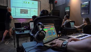 Szexuális visszaélésekkel kapcsolatos vádak után bezár a Slam Academy, Minneapolis ismert elektronikus zenei iskolája