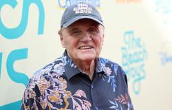 Hat évtized után visszavonul a turnézástól Bruce Johnston, a Beach Boys legendás tagja