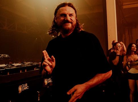 Solomun elvette egy rajongó telefonját a Pacha Ibizán, újra fellángolt a vita a klubok mobilhasználatáról